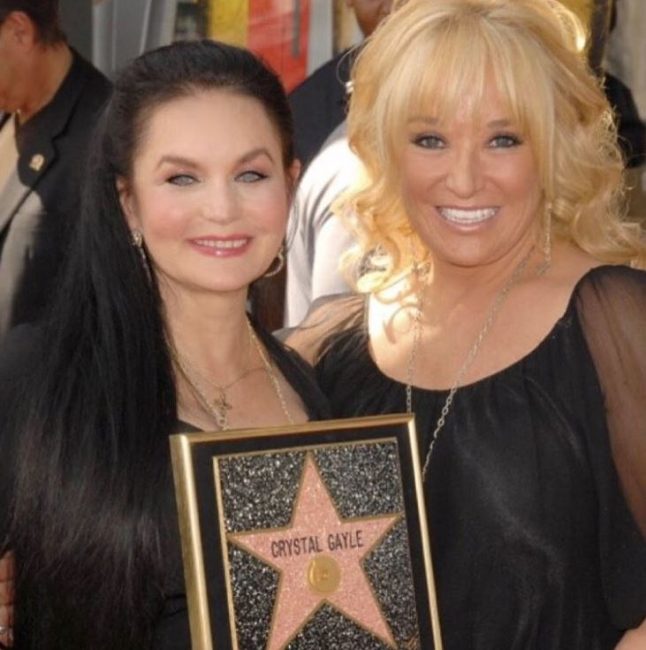 Crystal Gayle Wiki, Bio, Age, Spouse, Kids, Net Worth, Album and Movies
