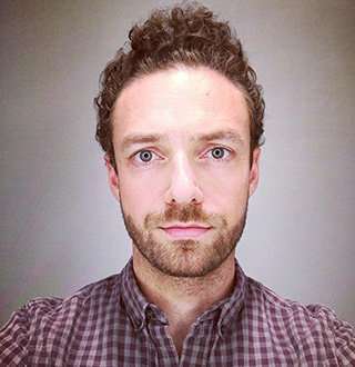 What Is Ross Marquand’s Relationship Status? Ross Marquand portrays a gay character in the ‘Walking Dead’ series.