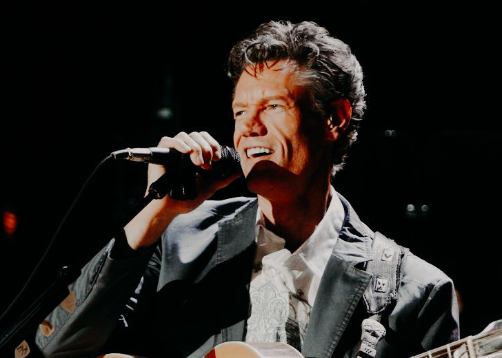 When Randy Travis suffered a fatal stroke, his wife Mary Davis stood beside him.