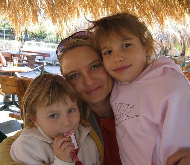 Little Anamaria with her mother and younger sister (Source: Instagram)