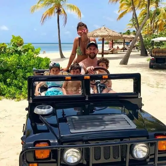 Antonela Roccuzzo enjoying vacations with Messi and their kids.