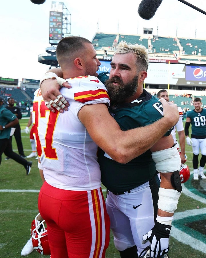 Travis Kelce and his big brother, Jason Kelce (Source: Instagram)